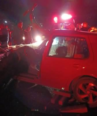Automóvil se impacta con Torton y deja lesionados y daños materiales