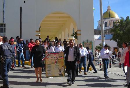 Inician festejos patrios en Atltzayanca con colocación del Bando Solemne 