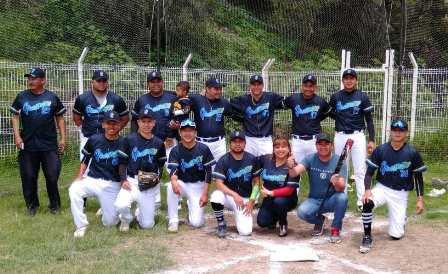Diputada Brito entrega uniformes a equipo de béisbol de Tizatlán 