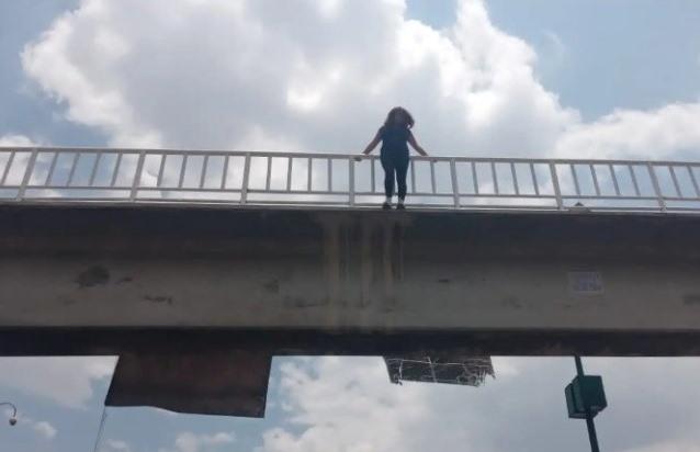 Mujer intentó aventarse de un puente en Calpulalpan por problemas familiares 