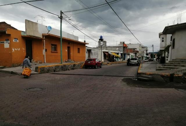Atiende ayuntamiento trabajo de descargas en calle Tlahuicole en Chiautempan