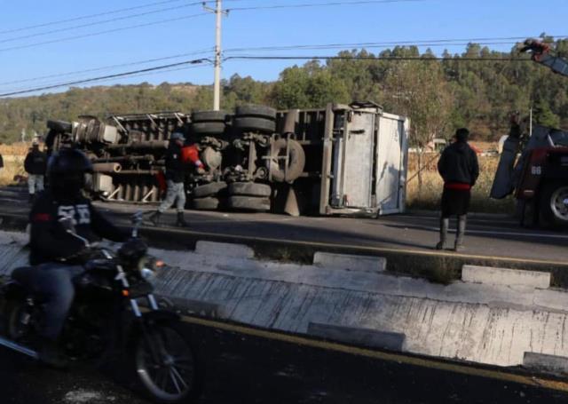 Cierran autopista Tlaxcala- Texmelucan por volcadura de camión 