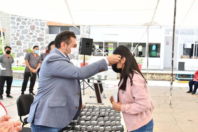 Alcalde de Huamantla entrega más de 120 lentes 