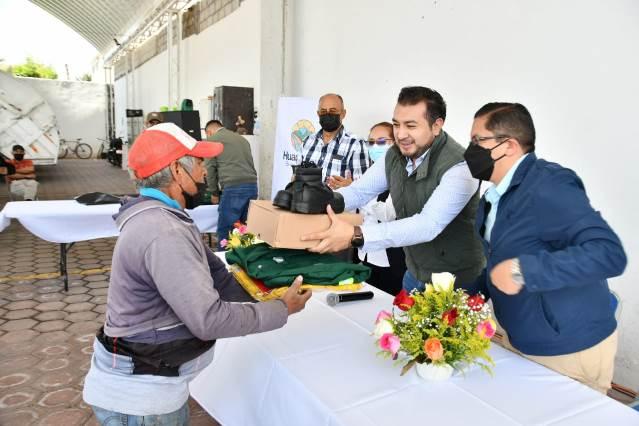 Alcalde de Huamantla entrega uniformes a personal de servicios públicos
