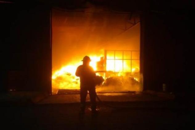 Por incendio en fábrica evacuan a decenas de familias en Xicohtzinco 