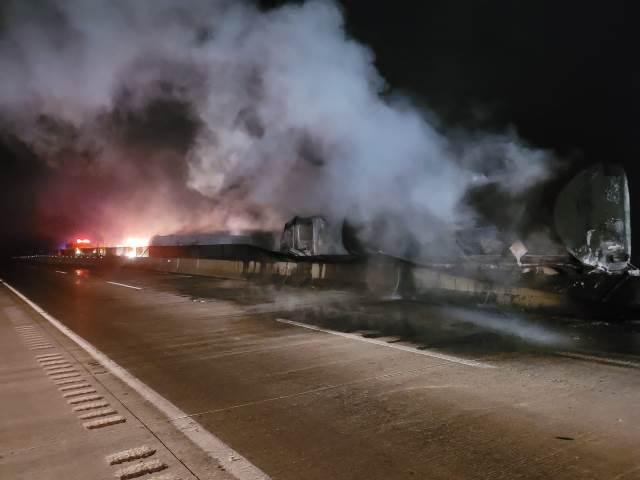 Incendio y explosión de tanques de diésel provocan cierre de autopista