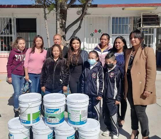 Entrega Lorena Ruiz cubetas de pintura en escuelas de Texcalac