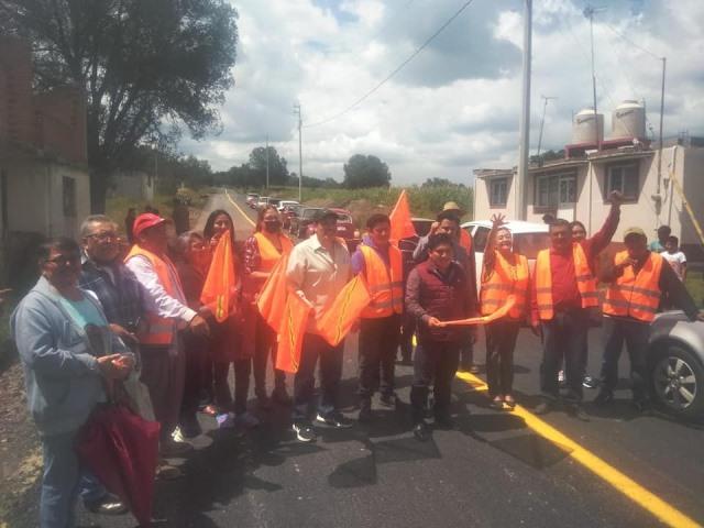 Alcalde de Xaltocan entrega obra de pavimento en la comunidad