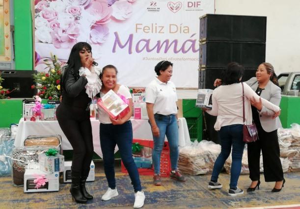 Celebra Nancy Cortés a las mamás amaxaquenses 