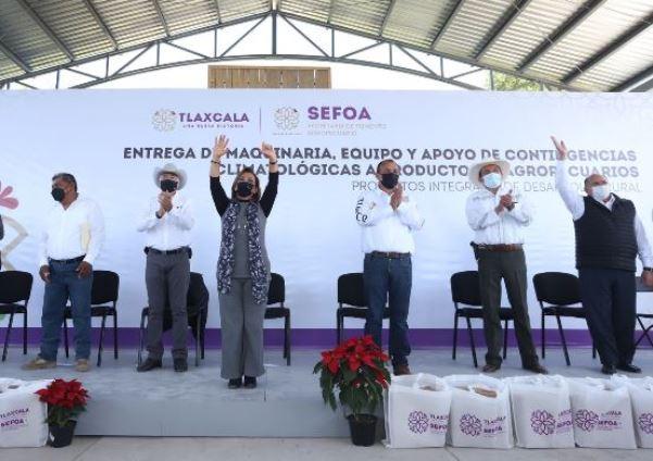 Entrega gobernadora de Tlaxcala maquinaria a productores