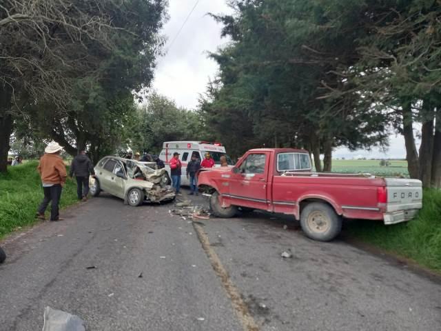 Aparatoso accidente deja dos personas prensadas en Cuapiaxtla