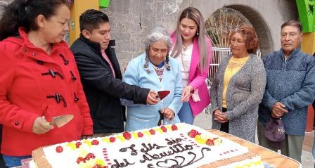 José Luis Hernández celebró a los adultos mayores de Xaltocan 