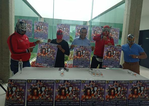Caballero Yonca presenta cartel oficial de lucha libre en Ixtenco 