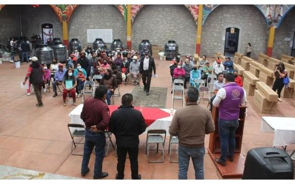 Entregan apoyos a familias del municipio de Xaltocan 