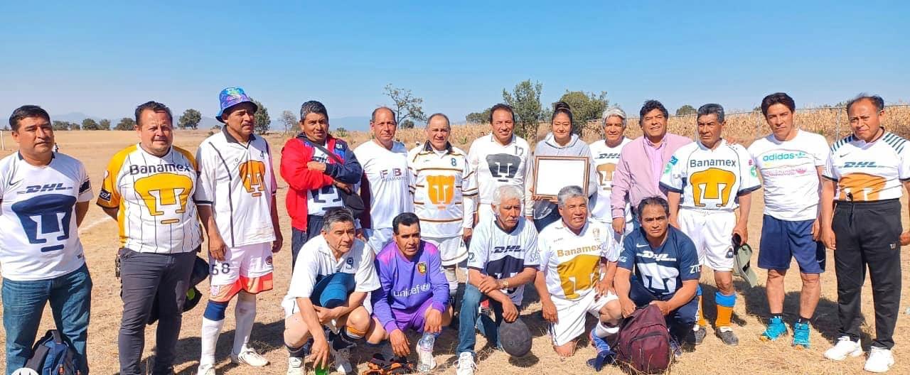 En domingo de fútbol, Vicente Morales convive con equipo “pumas” de San Simeón Xipetzinco 