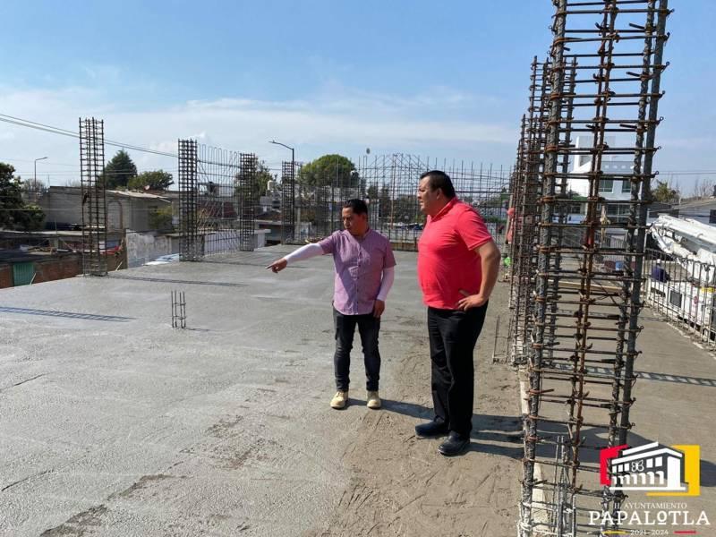 Alcalde de Papalotla supervisa la construcción de la primaria Julián Garcés