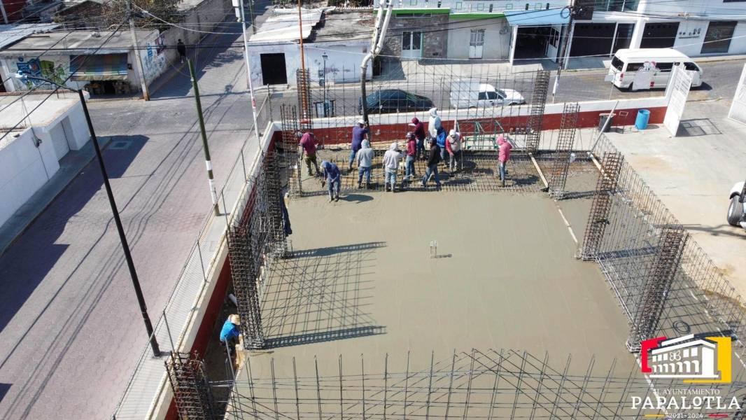 Alcalde de Papalotla supervisa la construcción de la primaria Julián Garcés