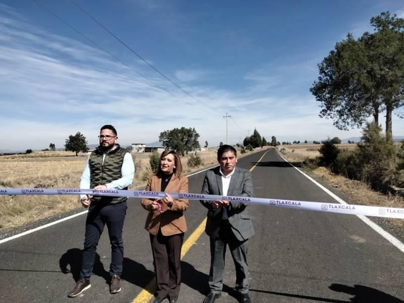 Alcalde de Xaltocan y la gobernadora inauguran obra carretera de más de 14 mdp