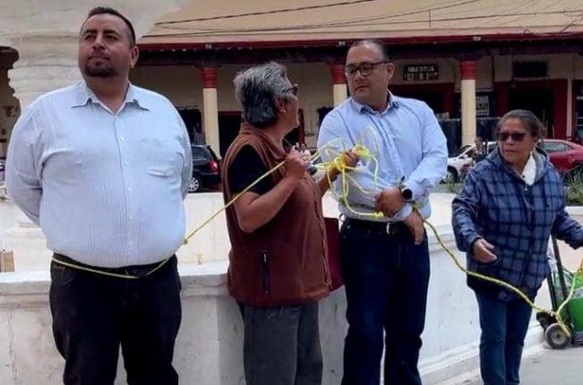 Amarran como puercos a funcionarios de Calpulalpan por falta de agua 