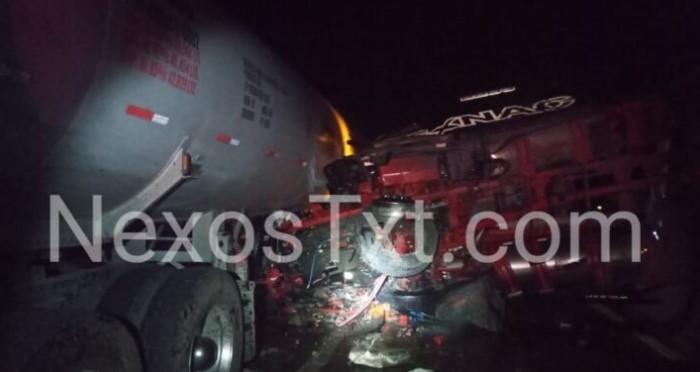 Aparatoso accidente entre pipa de gas LP y tráiler deja cuantiosos daños materiales, en Ixtacuixtla