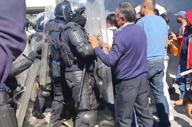Antimotines repliegan a manifestantes de Chiautempan para abrir paso a un vehículo oficial 