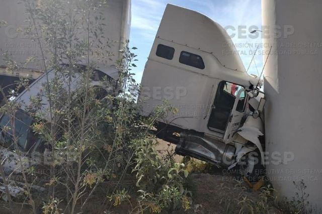 Aparatoso accidente deja cuantiosos daños materiales y afectación vial en El Molinito