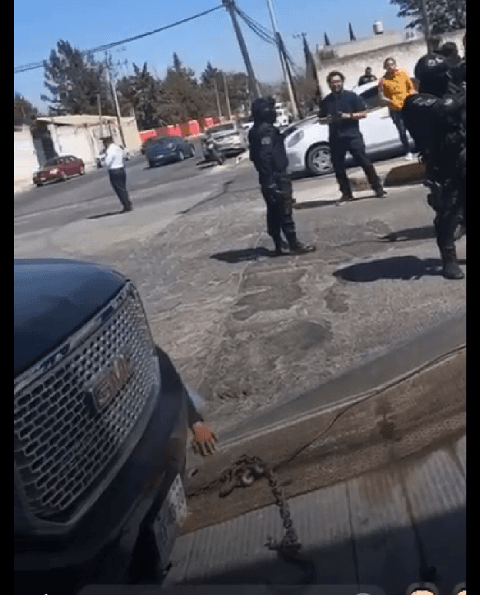 En aparatoso operativo la policía despoja de una camioneta a Los Brujos
