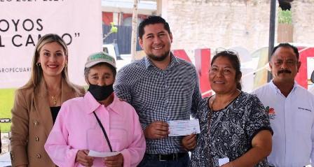 Alcalde de Atlangatepec entrega subsidio a productores agrícolas 