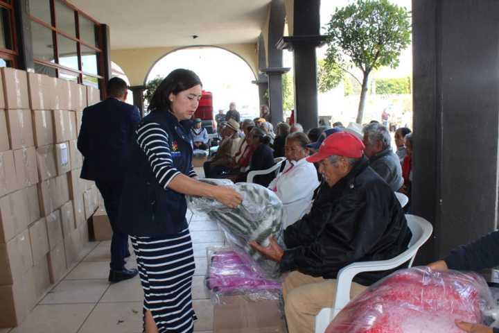 Caravana Invernal beneficio con despensas y cobijas a 60 abuelitos de Huactzinco