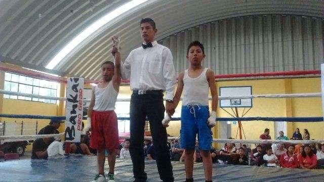 Alcalde fomenta el deporte con función de box y artes marciales