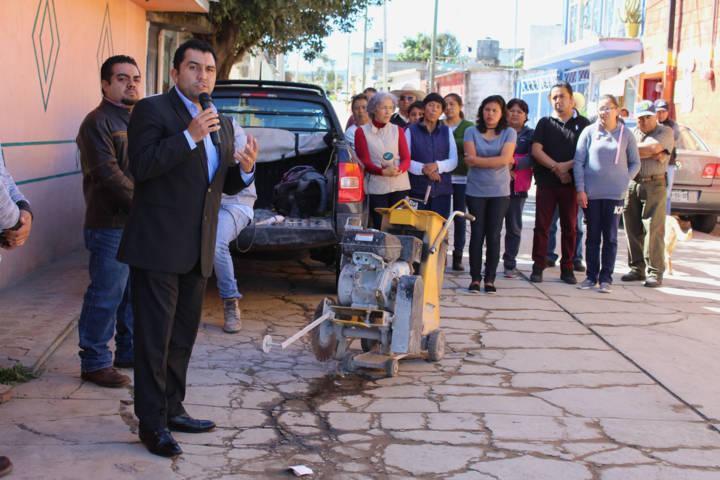Alcalde pone en marcha trabajo de pavimentación en Soltepec