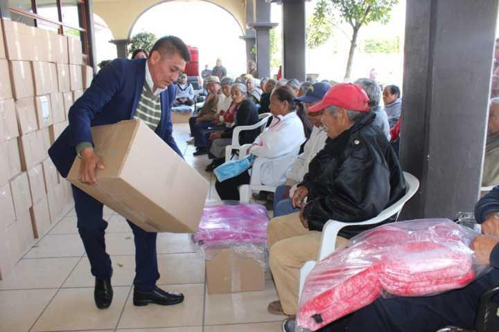 Caravana Invernal beneficio con despensas y cobijas a 60 abuelitos de Huactzinco