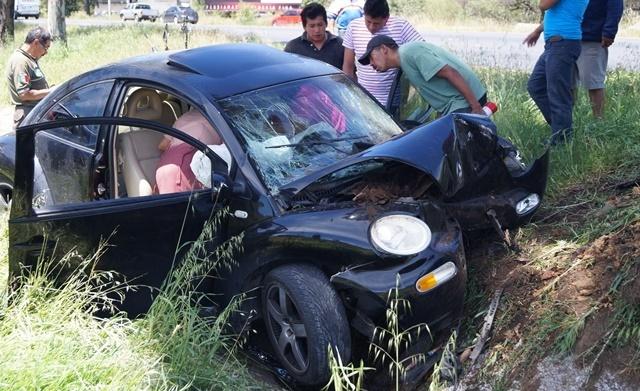 Choque y semi volcadura en carretera Apizaco-Tlaxcala dejó una lesionada