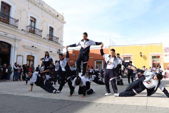 Participan 4 mil estudiantes en el desfile cívico-deportivo de la Revolución Mexicana