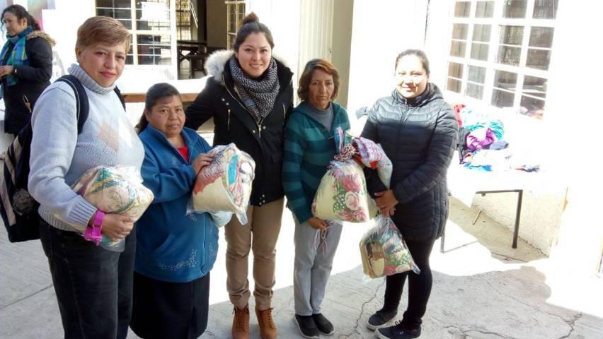 Distribuye ayuntamiento de Tlaxcala cobijas a familias vulnerables