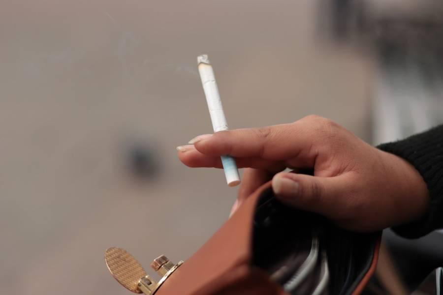 Continúa el consumo de tabaco en espacios públicos en la capital, pese a Ley Antitabaco 