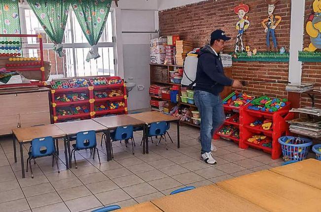 Sanitizan escuelas de Apetatitlán previo al regreso a clases 