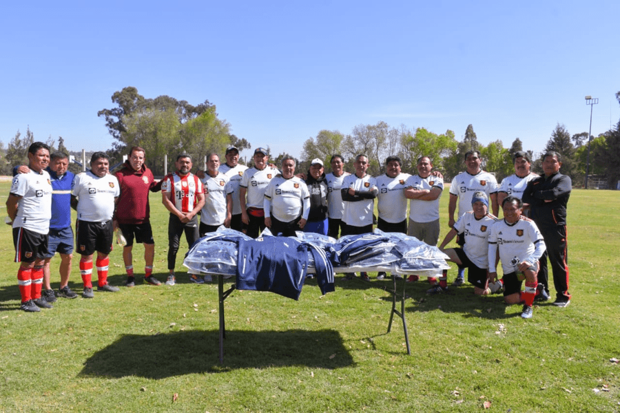 Ángelo Gutiérrez entrega uniformes al representativo de futbol veteranos 28s San Pablo