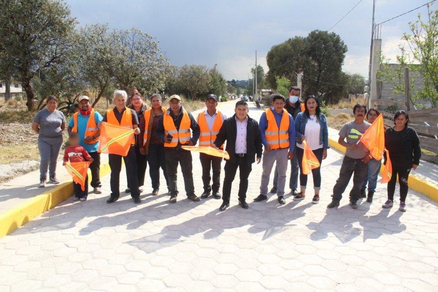 Alcalde de Xaltocan entrega obra de pavimento de la calle Los Pinos 