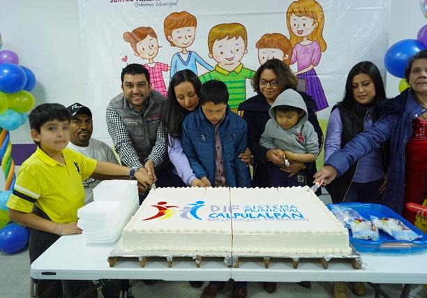 Alcalde de Calpulalpan entrega salón de usos múltiples para abuelitos
