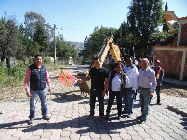 Inició Carlos Luna Vázquez pavimentación de la calle turística, segunda etapa, en Amaxac
