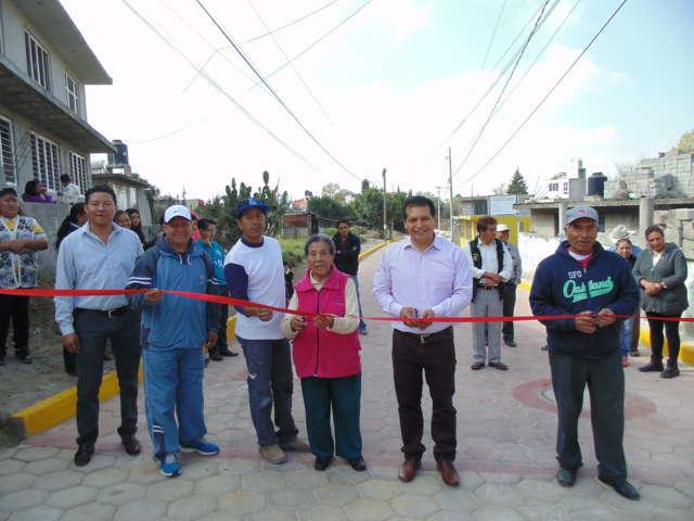 Inauguran pavimentación de la calle primero de Mayo en Amaxac