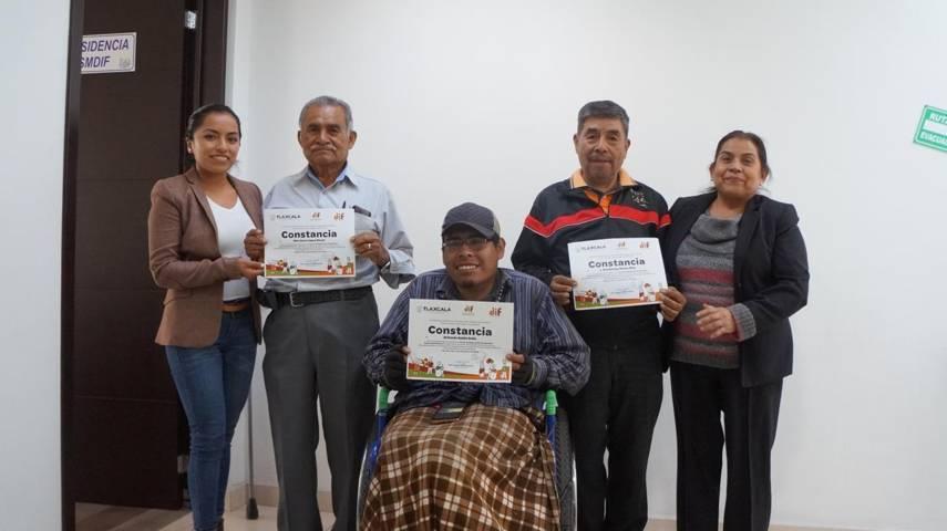 Personas con discapacidad reciben constancias de cursos  en San Pablo Del Monte