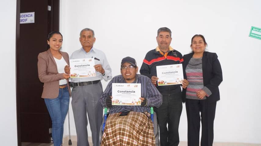 Personas con discapacidad reciben constancias de cursos  en San Pablo Del Monte