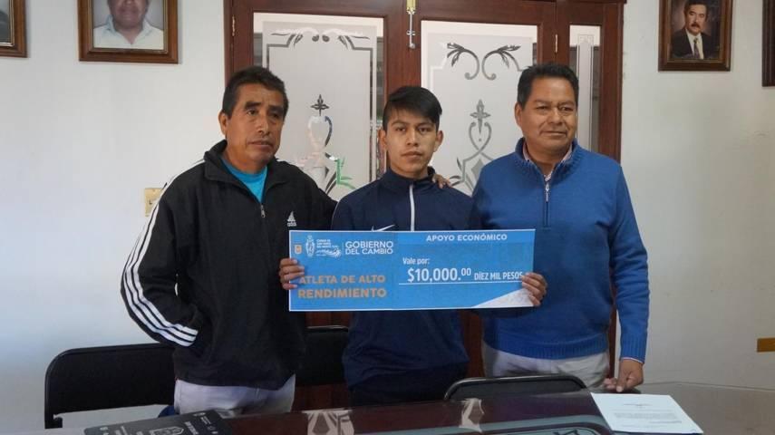 Cutberto Cano Coyotl entrega apoyo a atletas de alto rendimiento en San Pablo Del Monte