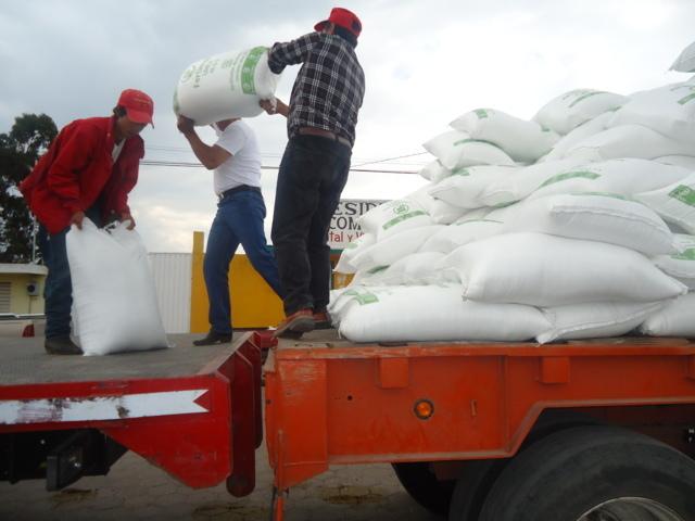 Se entregan 70 toneladas de fertilizante a campesinos de Tlaxco