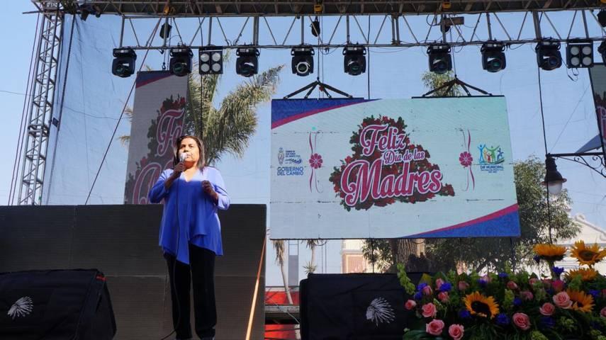 Ayuntamiento municipal festeja a las mamás en su día en San Pablo Del Monte