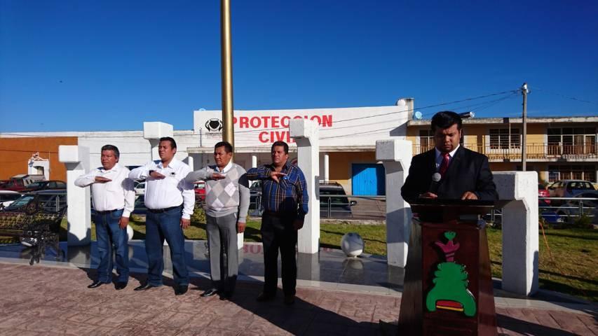 Ayuntamiento de Tzompantepec rinde honores a lábaro patrio 