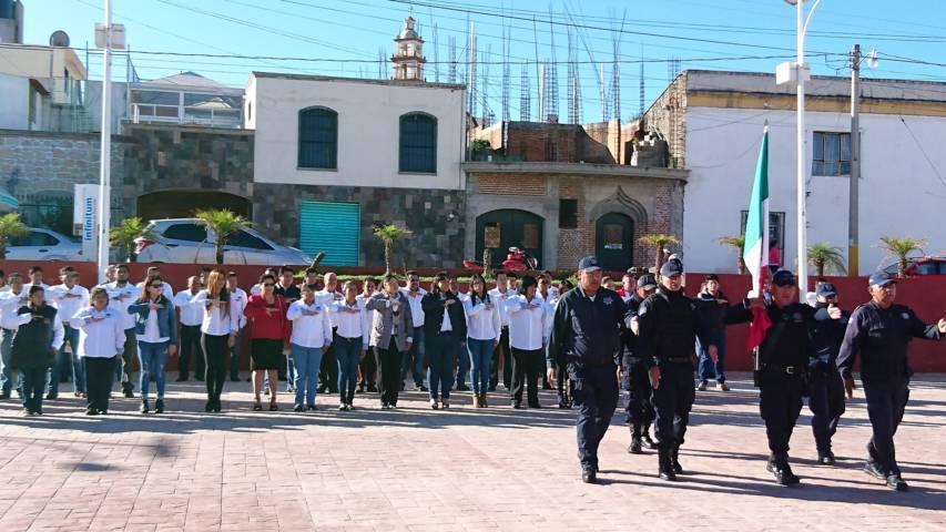 Ayuntamiento de Tzompantepec rinde honores a lábaro patrio 