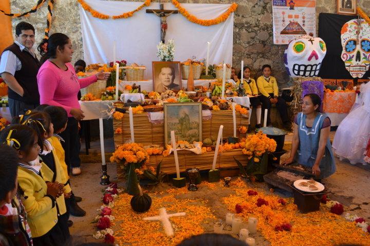 Ayuntamiento de Tlaltelulco organiza vistosa exposición de ofrendas  